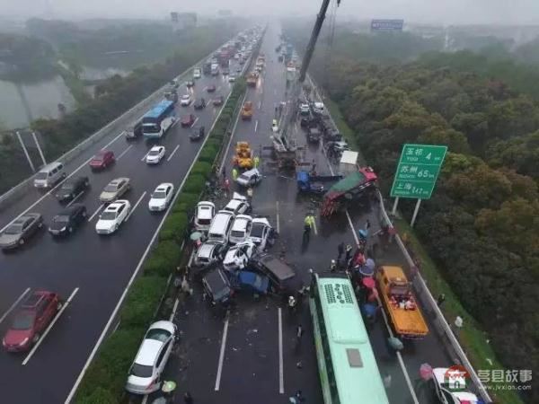 行車記錄儀視頻曝光！滬蓉高速25車連環(huán)相撞原因找到了