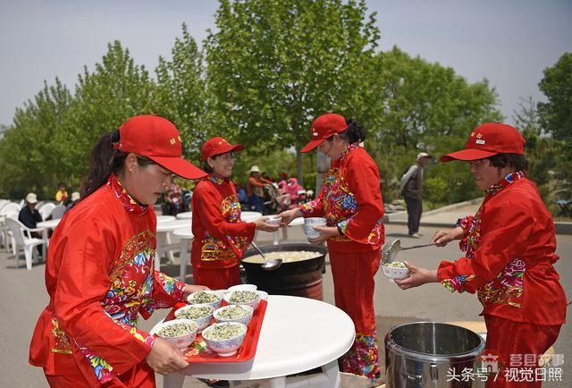 山村煎餅節(jié)演繹舌尖上的鄉(xiāng)村美食 免費(fèi)品嘗還管飽