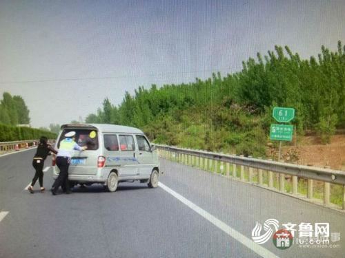 面包車拋錨高速路上 莒縣高速交警出手解民憂