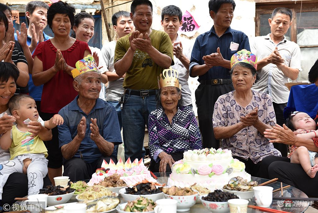 日照105歲老人生日 30多位子孫磕頭祝壽